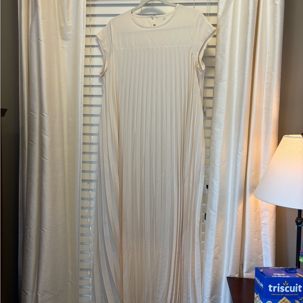 Elegant Cream Pleated Maxi Dress